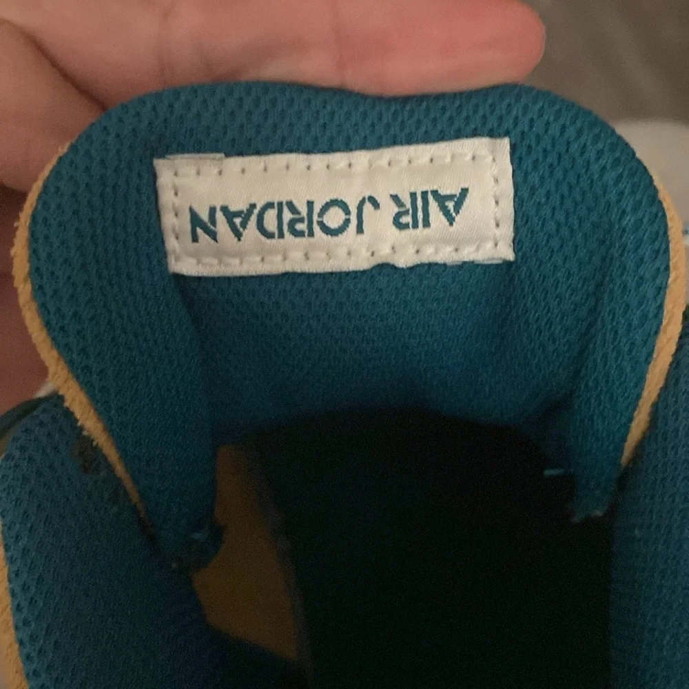 Brand New//Great condition.  6.5Y Size 🔥 original packaging including sticker